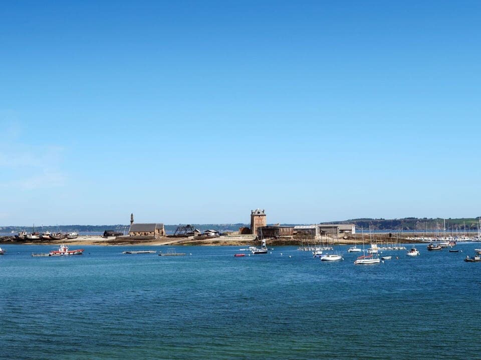 Sky, Building, Plant, Urban Design, Tower Block, Condominium, Real Estate, City, Facade, Commercial Building