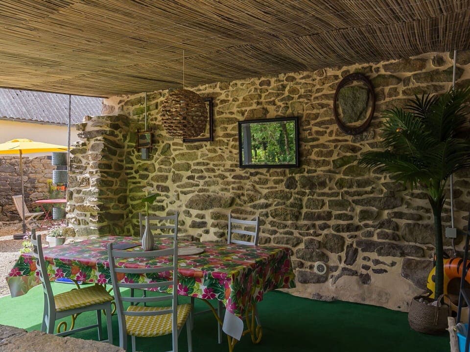 Table, Property, Furniture, Plant, Interior Design, Chair, Houseplant, Floor, Wood, Tree