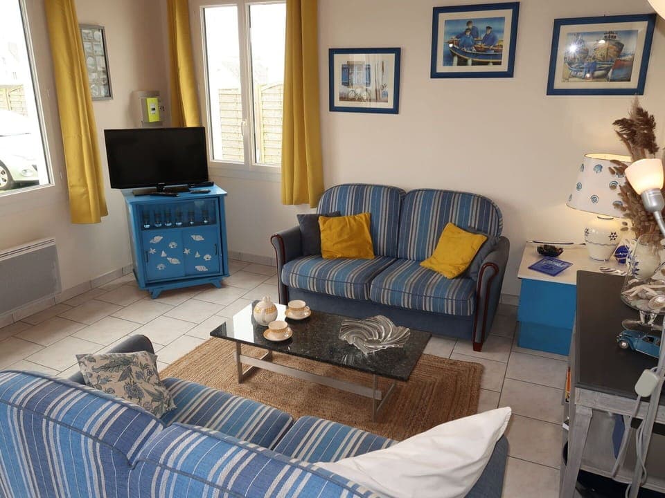 Picture Frame, Property, Comfort, Blue, Window, Couch, Azure, Table, Building, Textile