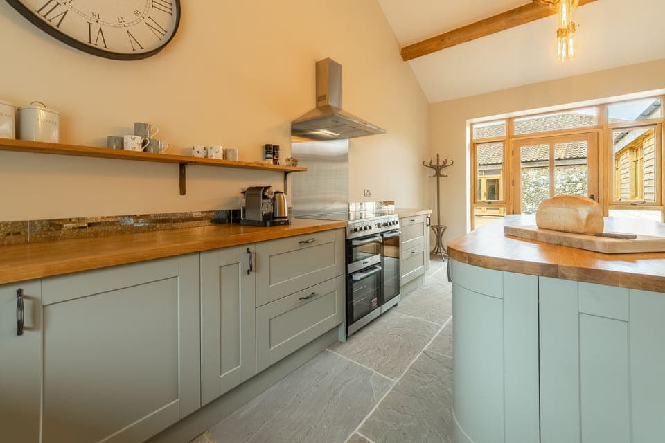 Ground floor: Well-equipped kitchen