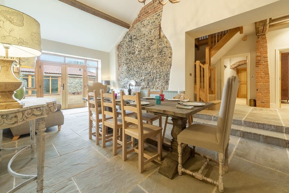 Fallow Folly: Dining area with view to snug and courtyard
