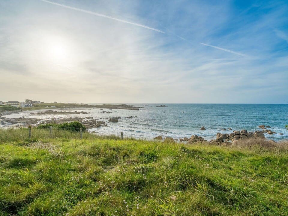 Cloud, Sky, Water, Water Resources, Plant, Natural Landscape, Highland, Terrain, Coastal And Oceanic Landforms, Bank