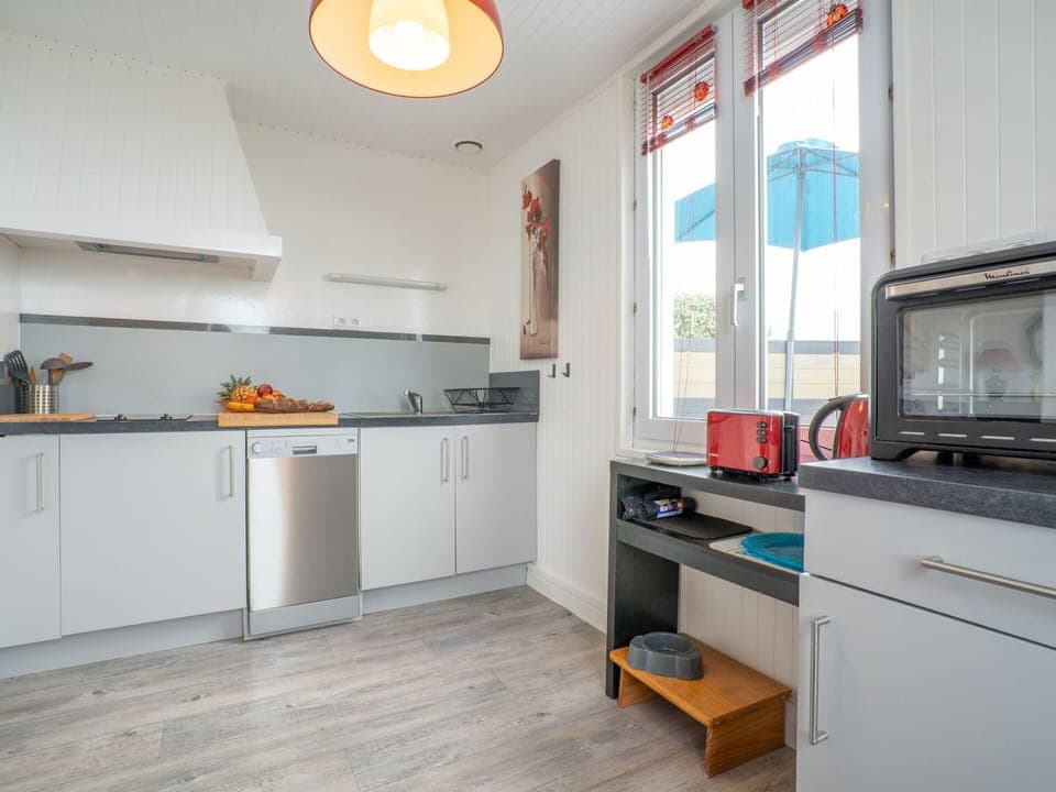 Cabinetry, Property, Countertop, Window, Kitchen Appliance, Building, Home Appliance, Kitchen Stove, Kitchen, Lighting