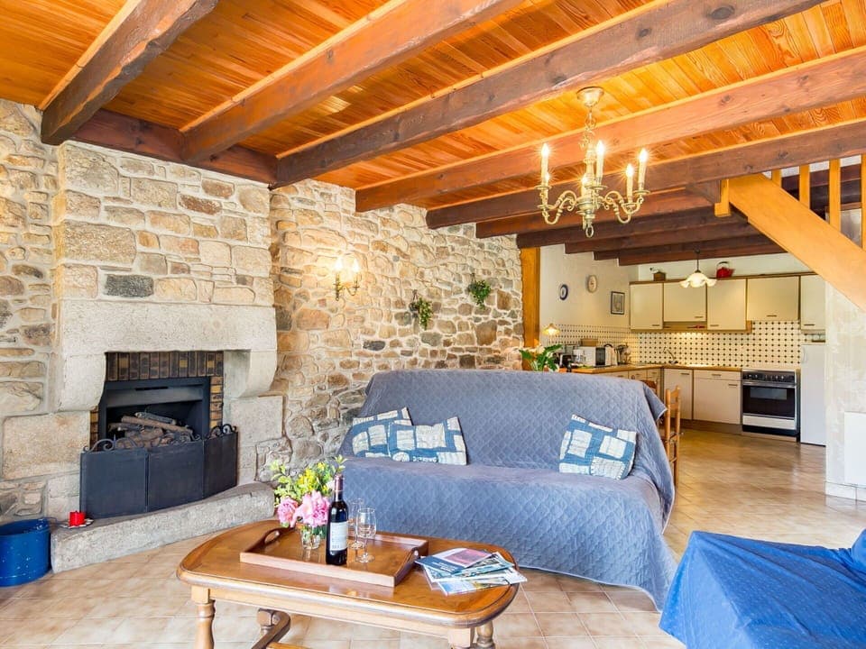 Furniture, Table, Property, Couch, Plant, Building, Wood, Interior Design, Comfort, Living Room