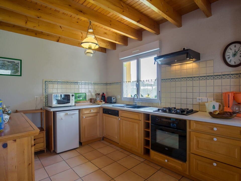 Countertop, Cabinetry, Kitchen Sink, Property, Sink, Tap, Kitchen, Kitchen Stove, Kitchen Appliance, Lighting