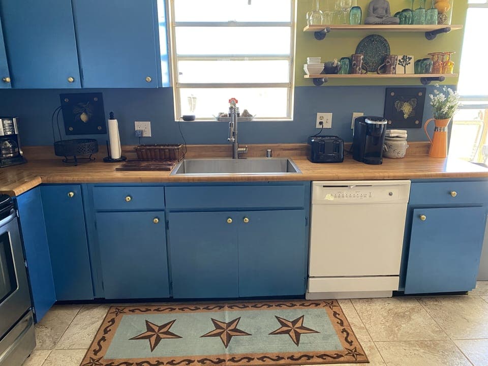 Kitchen - fully equipped - microwave - dishes - pots and pans 