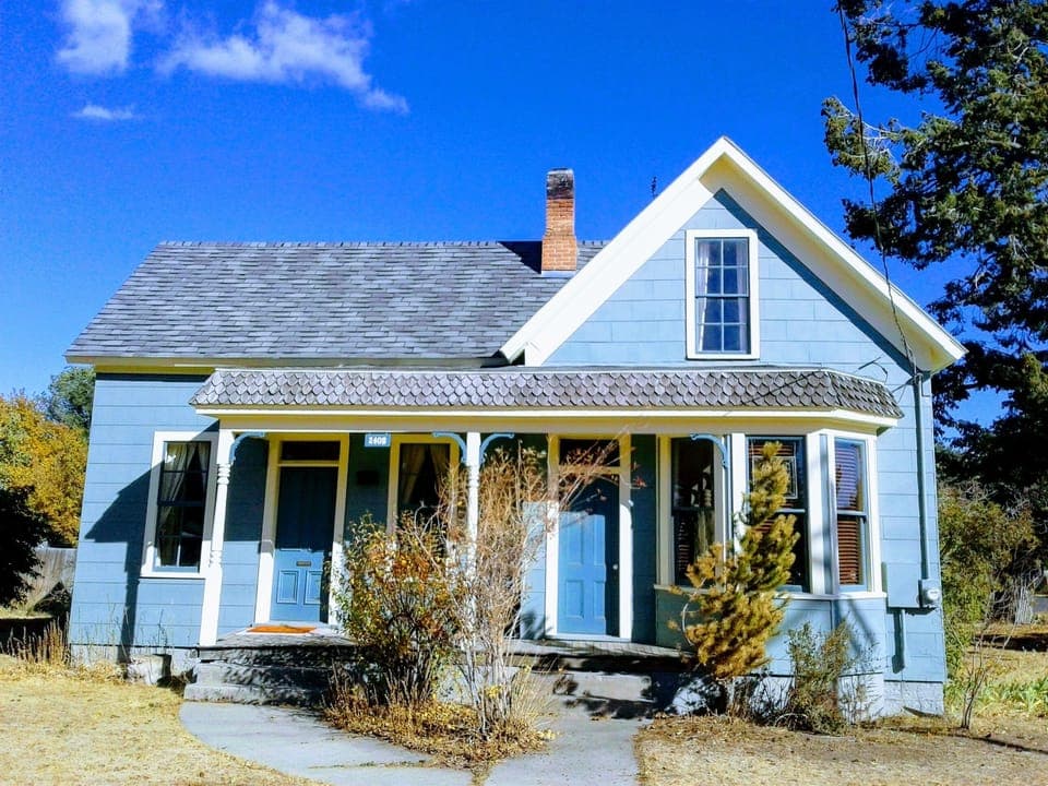 Charming 1882 Cottage in walkable Baker City!
