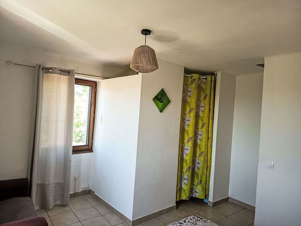 Wall, Interior Design, Flooring, Floor, Wood, Ceiling, Room, Furniture, Lighting, Home