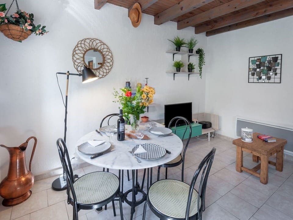 Table, Plant, Furniture, Property, White, Green, Chair, Houseplant, Flowerpot, Wood
