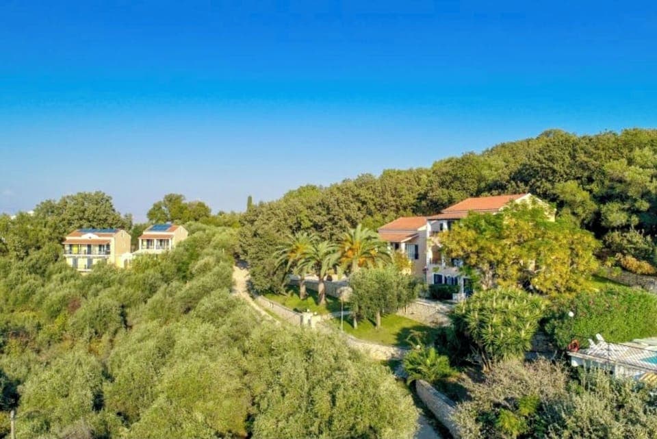 The property consists of 4 buildings set in pairs, offering space and privacy