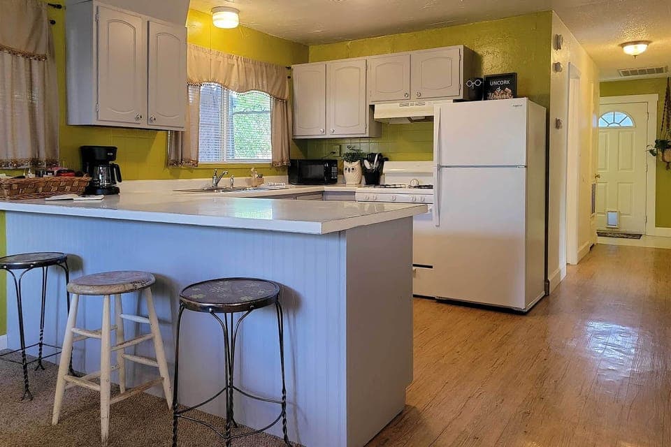 Kitchen | Breakfast Bar