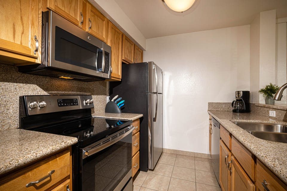 The kitchen feature granite counters and backsplash.