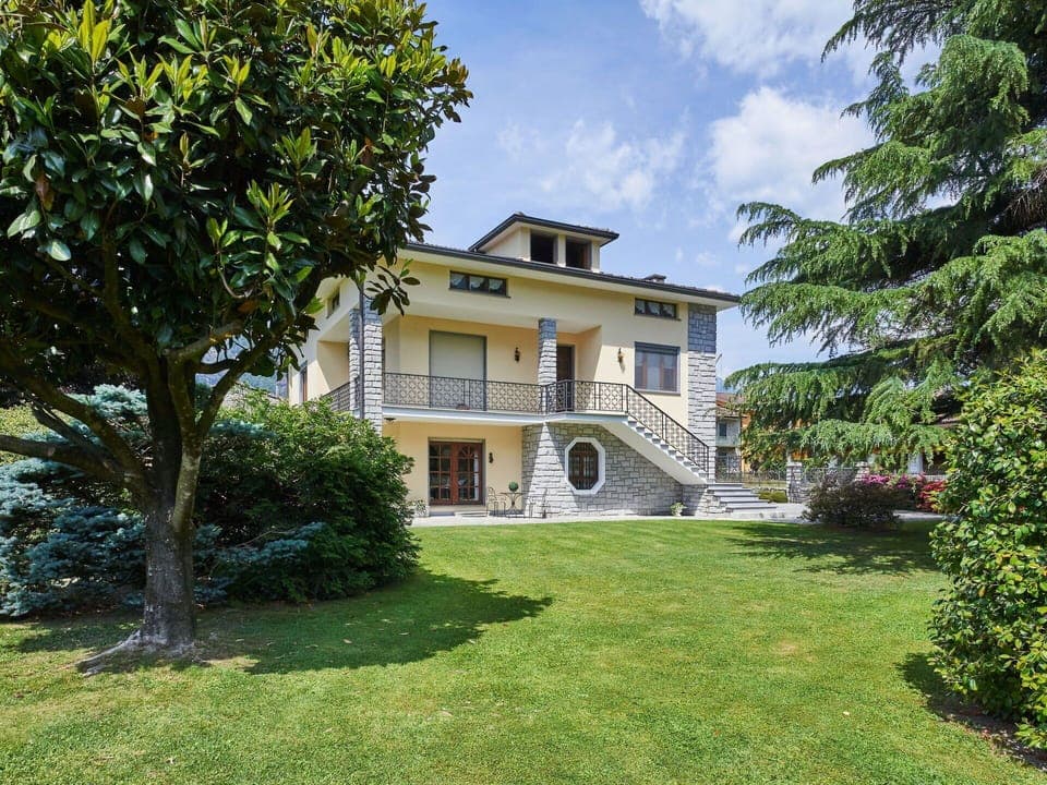 Plant, Building, Cloud, Property, Sky, Window, Tree, House, Land Lot, Grass