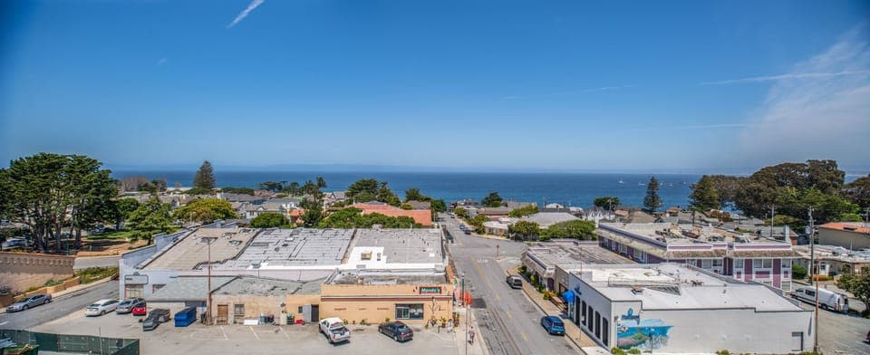 Private Balcony with Stunning Monterey Bay Views!