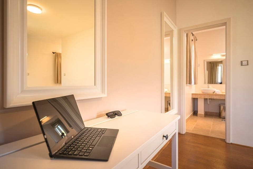 Ground floor bedroom detail, ensuite bathroom.