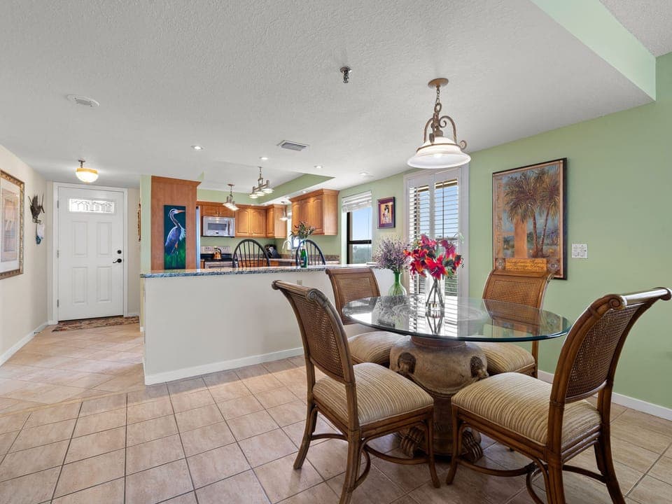 Dining Area - Seating for Four