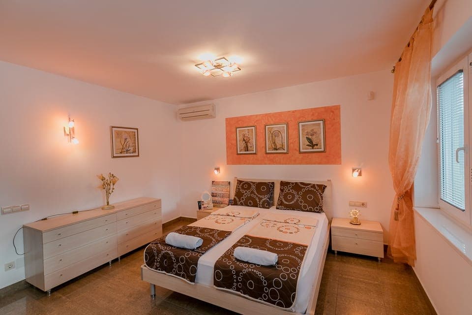 There is provided a clean towels and linens, the room is air-conditioned.