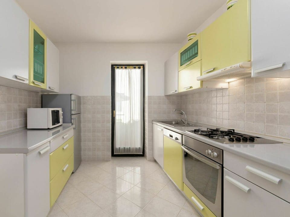 Cabinetry, Countertop, Property, Kitchen Stove, Sink, Building, Kitchen Appliance, Kitchen, Cooktop, Tap