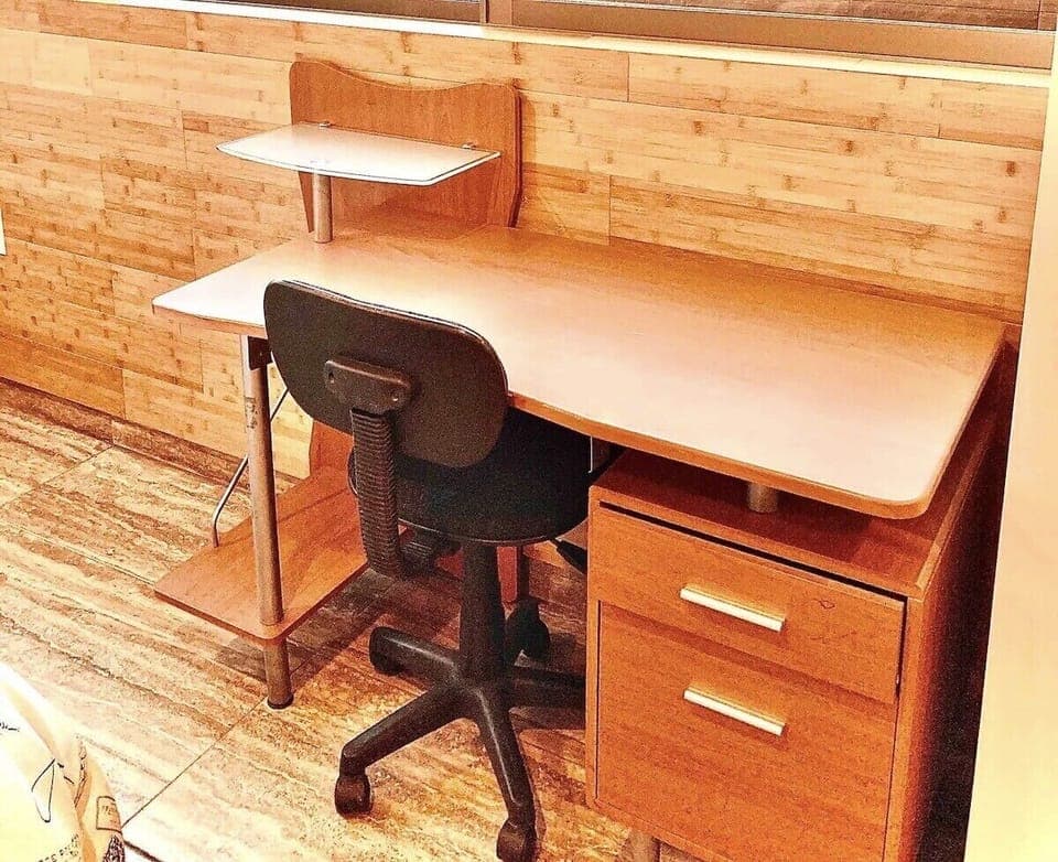 Escritorio funcional y silla para tu uso exclusivo! Reserva Ya!