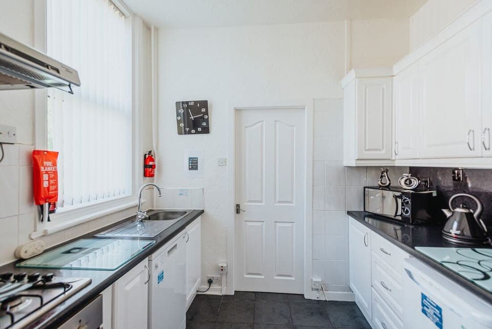 kitchen offers hob & oven fridge freezer dishwasher microwave toaster kettle