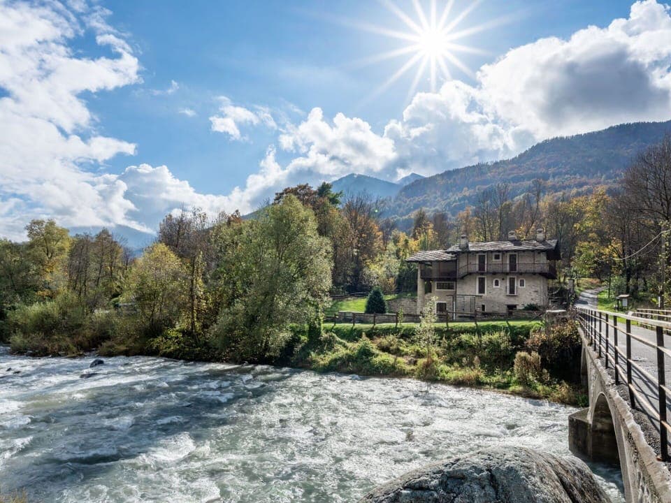 Cloud, Water, Sky, Plant, Water Resources, Mountain, Natural Landscape, Tree, Building, Highland