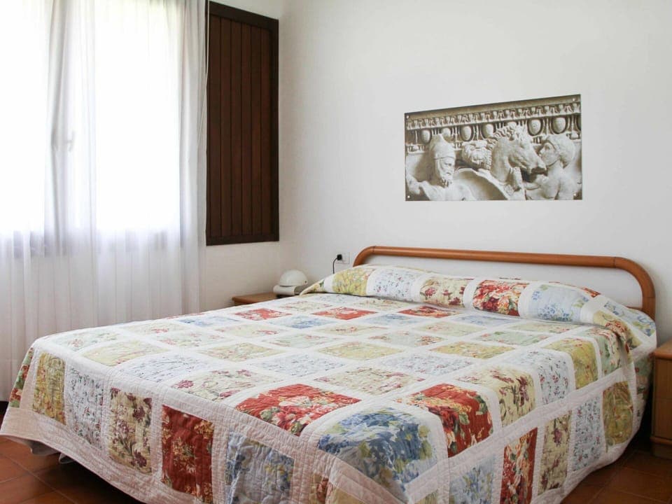 Bedroom, Bed, Furniture, Bed Sheet, Bedding, Room, Bed Frame, Property, Interior Design, Curtain