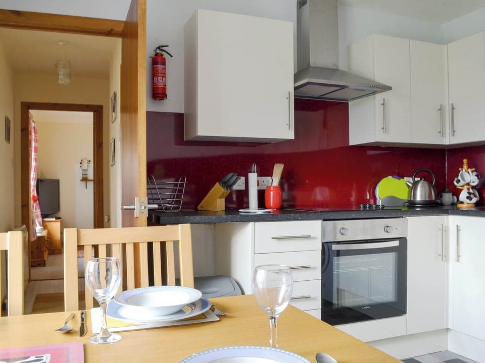 Well equipped kitchen/ dining room | Tote Cottage, Skeabost Bridge