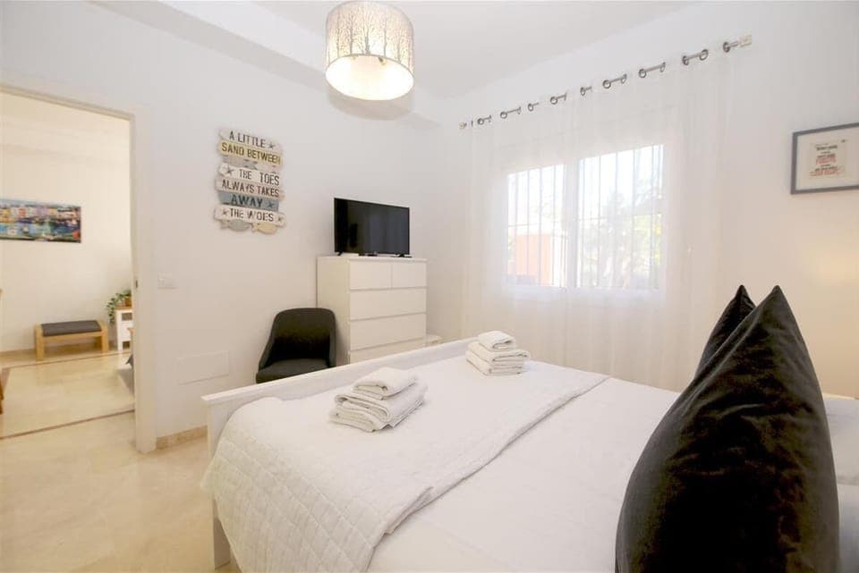 More pictures of the modern and stylish bedroom 