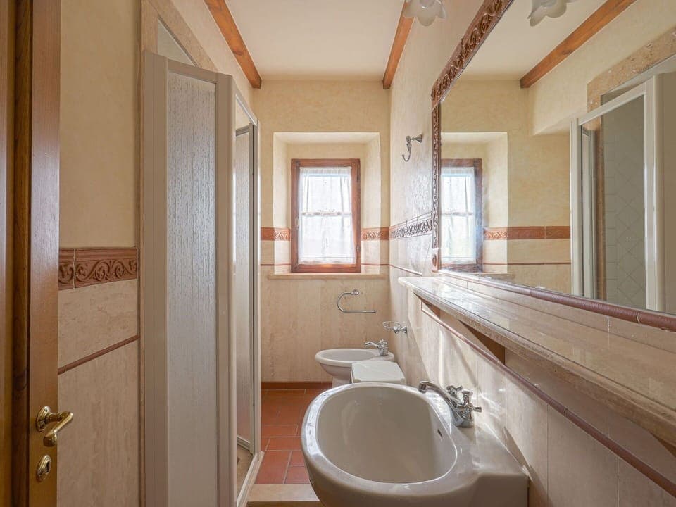 Brown, Tap, Plumbing Fixture, Property, Sink, Bathtub, Window, Bathroom, Wood