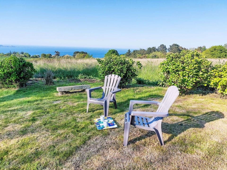 Blue, Green, Furniture, Outdoor Furniture, Groundcover, Sea, Lawn, Ocean, Garden, Meadow