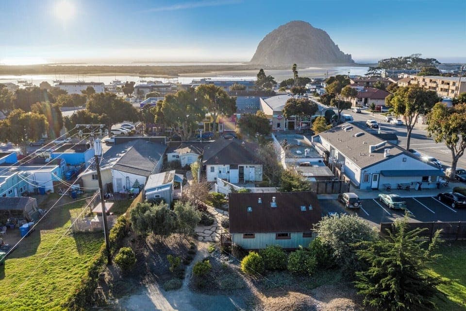 In the perfect downtown location to easily walk to all the shops or the embarcadero waterfront