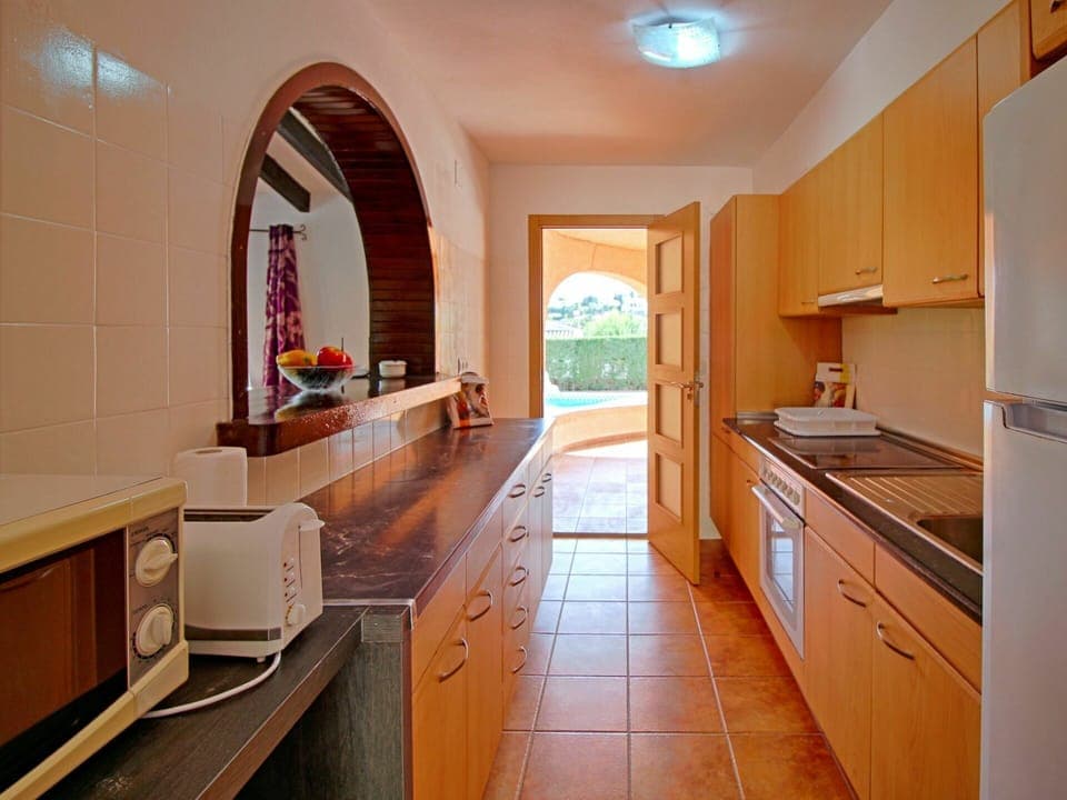 Property, Room, Countertop, Building, Furniture, Interior Design, Kitchen, Ceiling, Floor, Cabinetry