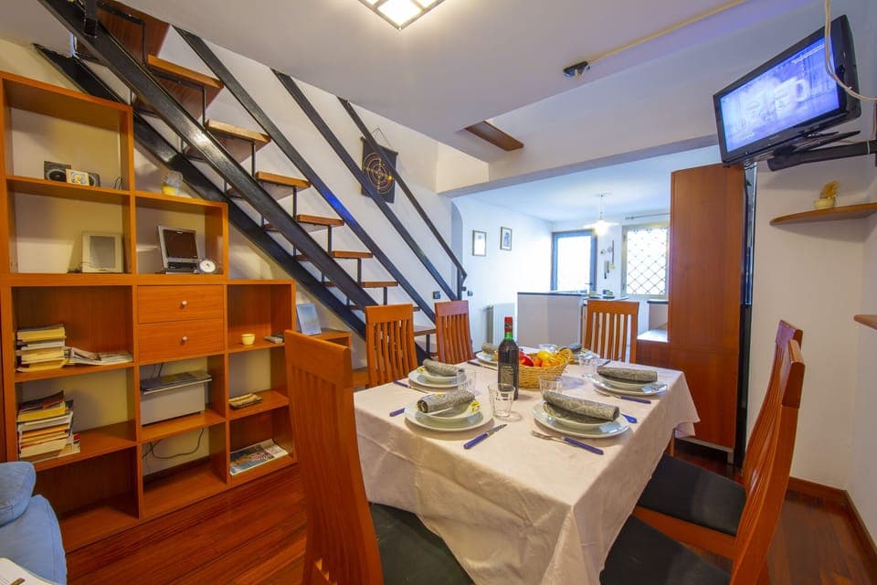 Very comfortable living room and dining area for 6