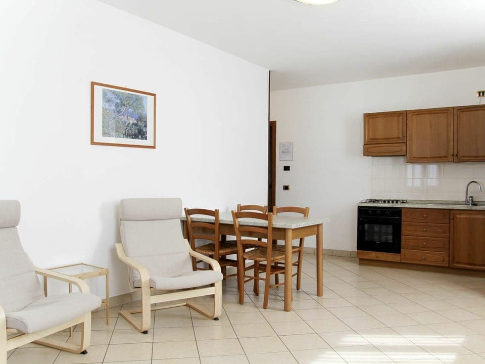 Room, Property, Furniture, Building, Interior Design, Floor, Table, House, Real Estate, Ceiling