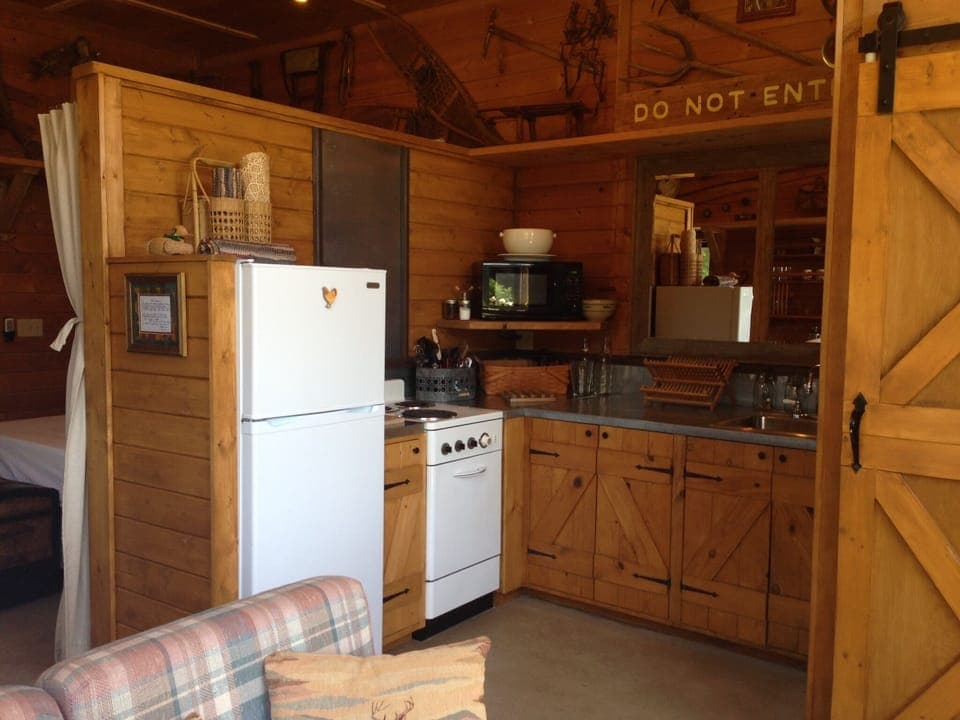 Fully equipped kitchen:  sugar, salt/pepper, oil/vinegar,  coffee/tea 
provided.