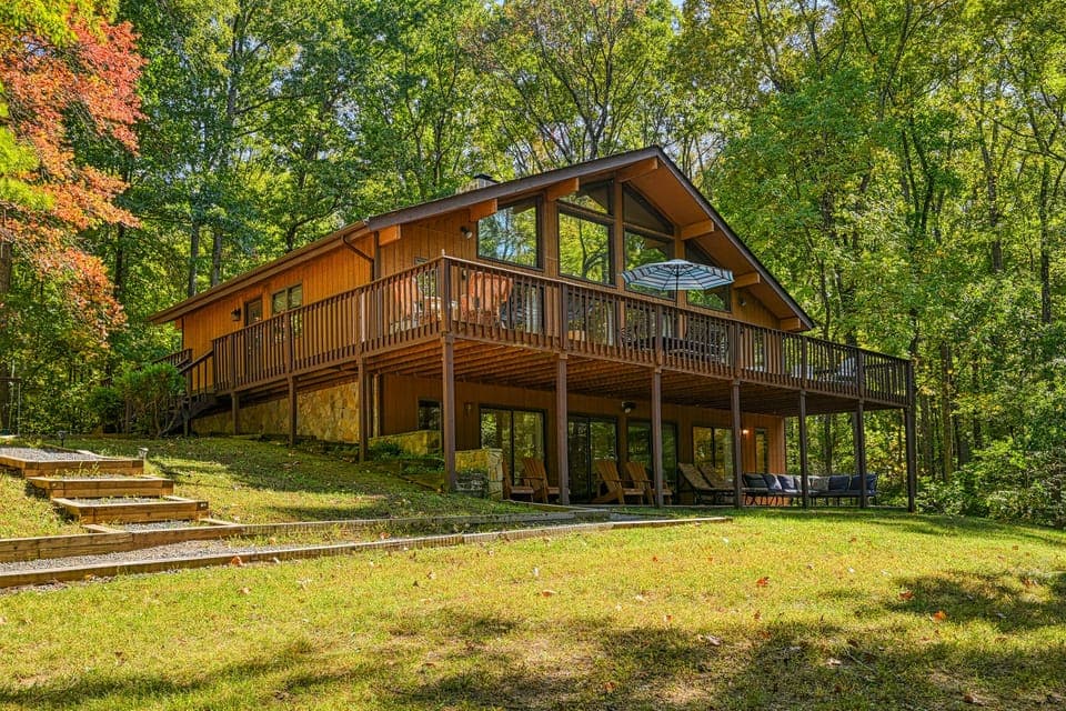 Beautiful Lakehouse facing the lake