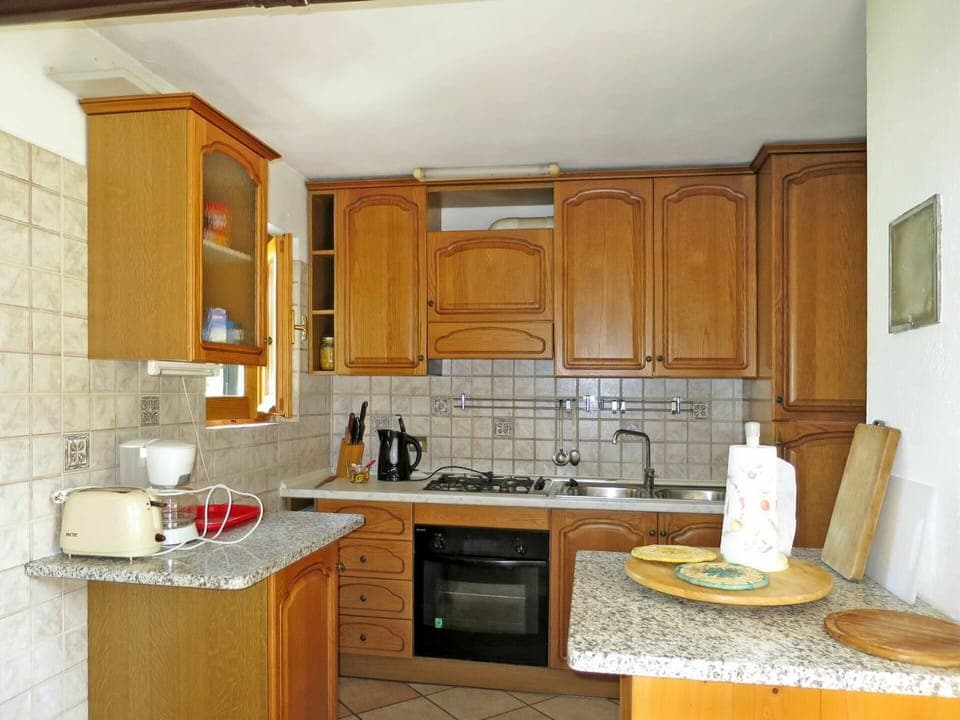 Countertop, Cabinetry, Kitchen Sink, Tap, Sink, Building, Furniture, Property, Kitchen Appliance, Kitchen