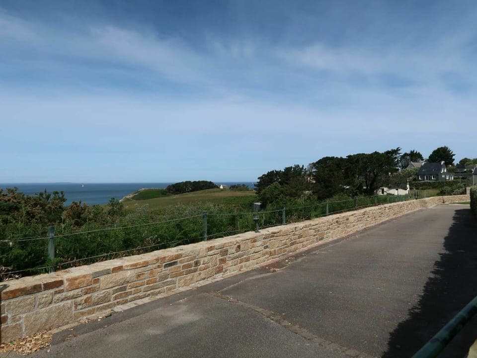 Building, Plant, Property, Window, Land Lot, Urban Design, Landscape, Neighbourhood, Grass, Leisure