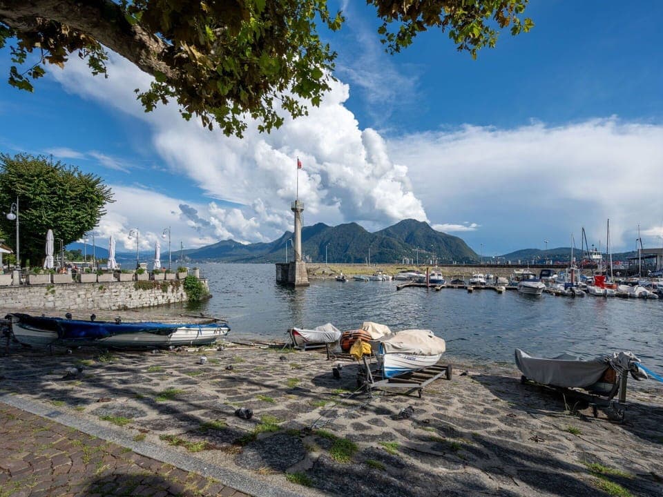 Boat, Mountainous Landforms, Watercraft, Cloud, Mountain, Coastal And Oceanic Landforms, Boats And Boating--Equipment And Supplies, Coast, Mountain Range, Lake