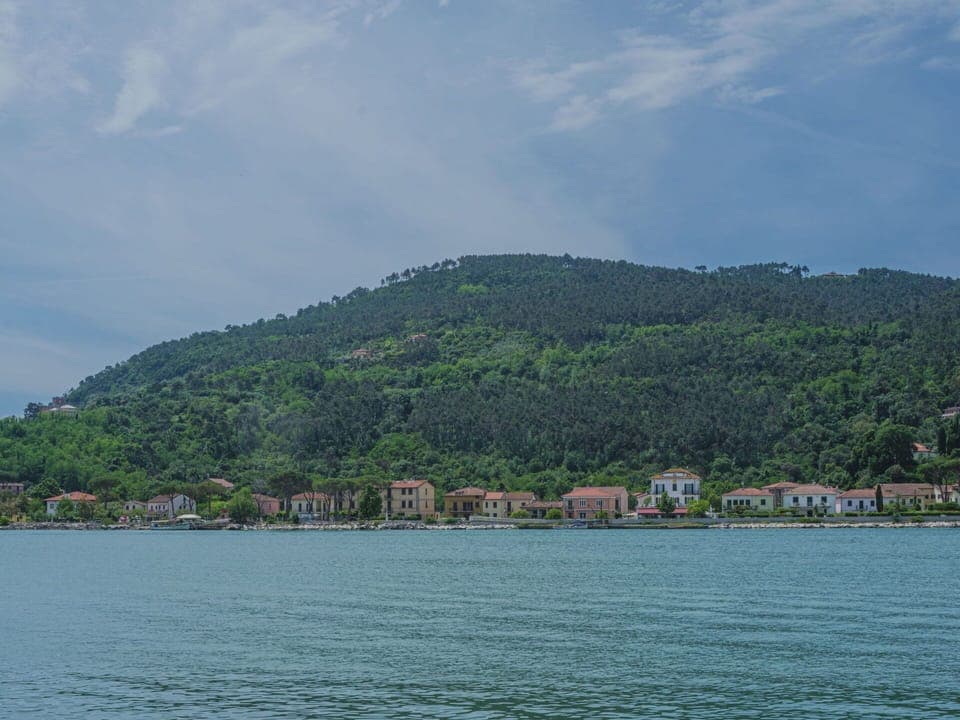 Cloud, Water, Sky, Water Resources, Building, Mountain, Highland, Coastal And Oceanic Landforms, Lake, Tree