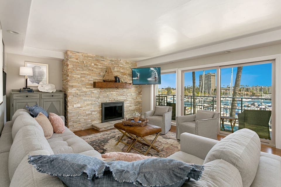 Living room: overlooking the harbor. Smart TV

The fireplace is to not be utilized.