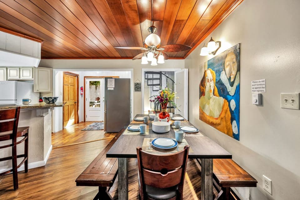 Dining room area in main room. 