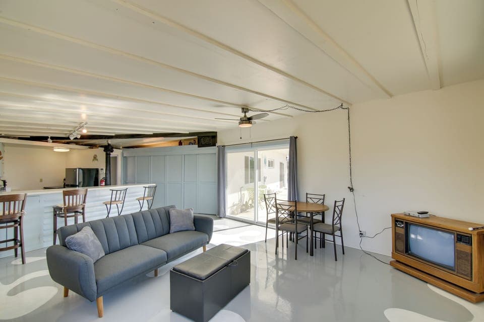 Living Room | Free WiFi | Cable TV | Central A/C | Sleeper Sofa