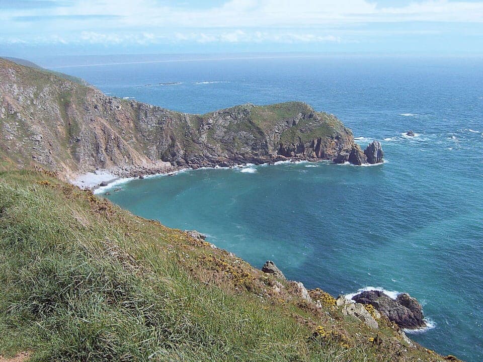 Snow, Sky, Cloud, Mountain, Building, Slope, Tree, Plant, House, Natural Landscape