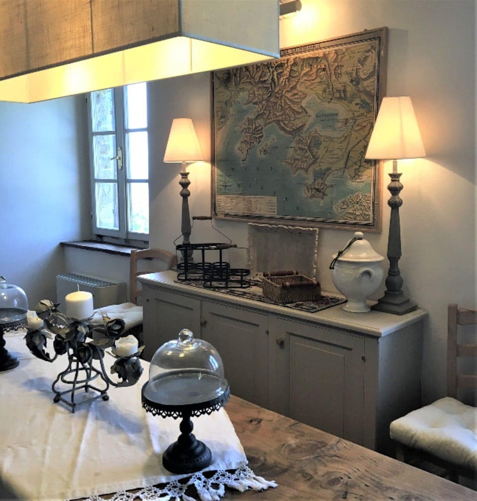 Room, Interior Design, Furniture, Property, Wall, Living Room, Floor, Table, Building, Home