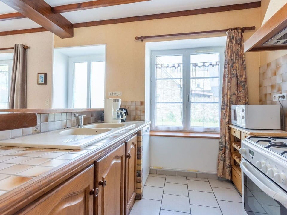 Water, Plant, Building, Daytime, Property, Sky, Swimming Pool, Azure, Tree, Body Of Water