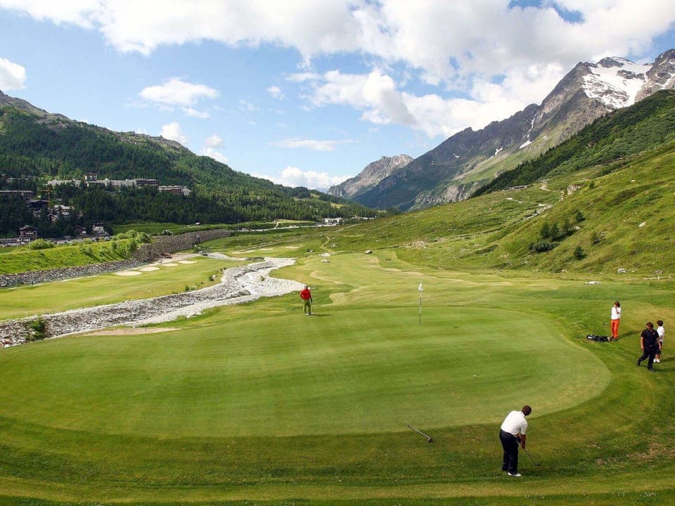 Sport Venue, Highland, Grassland, Mountainous Landforms, Mountain Range, Hill Station, Golf Course, Mountain, Green