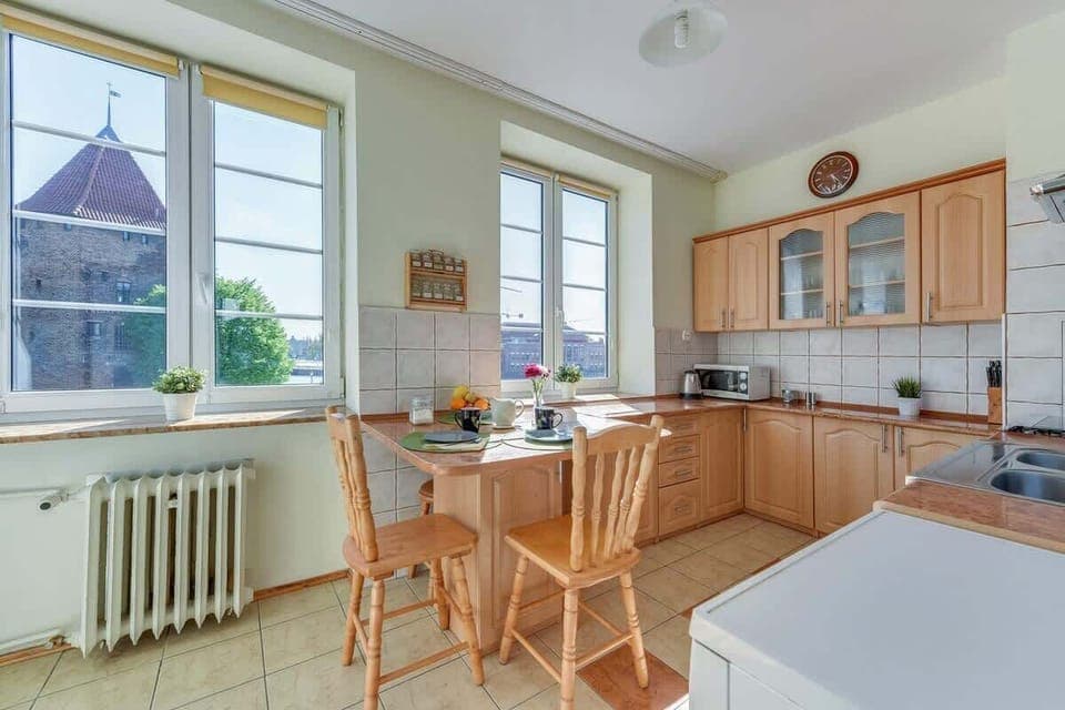 Independent kitchen with a dining area