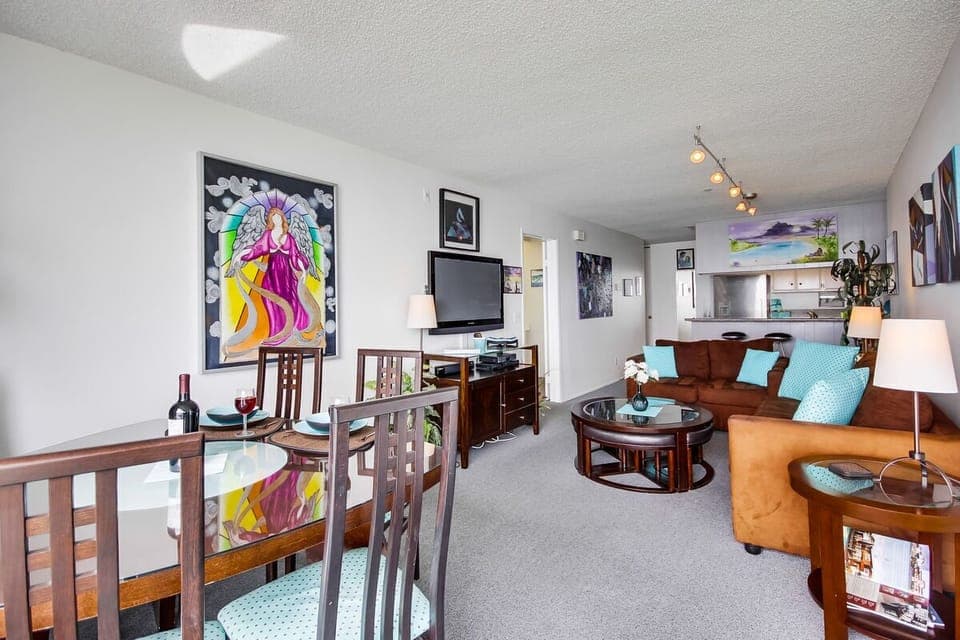 Living Room W/Flat Screen TV, Cable, WIFI and Ocean view
