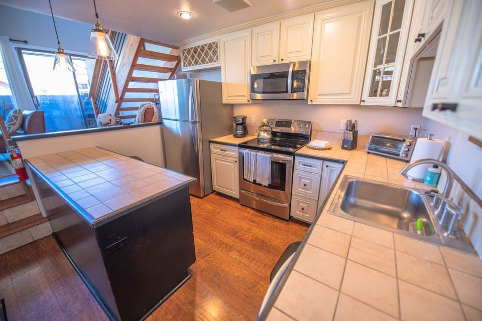 Open floor plan with lots of windows 